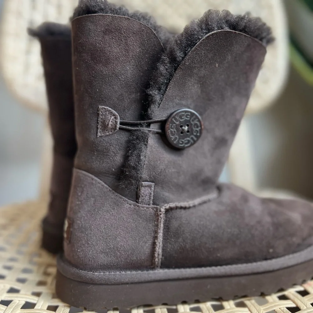 UGG Australia Bailey Button Boots Women’s 7 Brown Sheepskin Fur Lined Winter